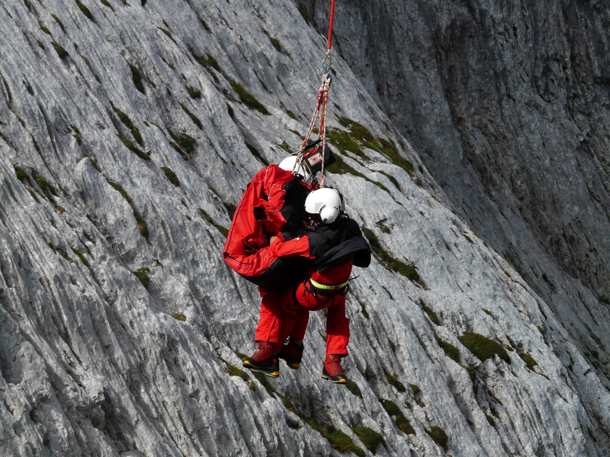 pexels-pixabay-263356 Search and Rescue personell benefits from reliable communication systems, such as Private LTE Communications by CENTUM